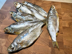 Сом соломка (Астраханкина рыбка): Тарань вяленая (Азовская)