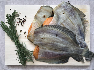 Говядина вяленая (строганина): Камбала камчатская вяленая с икрой