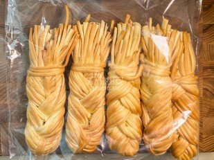 Продукт сырный ПАУТИНКА  Oktobersnack МАЛОСОЛЬНЫЙ ОГУРЕЦ (1 кг): Сырный продукт ФЕРМЕРСКИЙ коса копченая