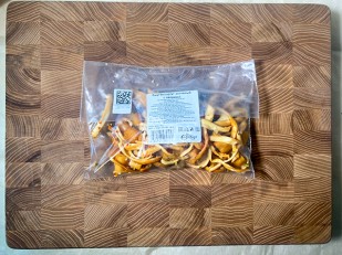Продукт сырный ПАУТИНКА  Oktobersnack БЕЛАЯ (1 кг): Сыр 150 гр ГОРНЫЙ СЫРОВАР (Ассорти копчёный с парикой)